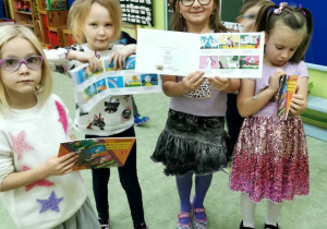 Dziewczynki prezentują otrzymane książeczki